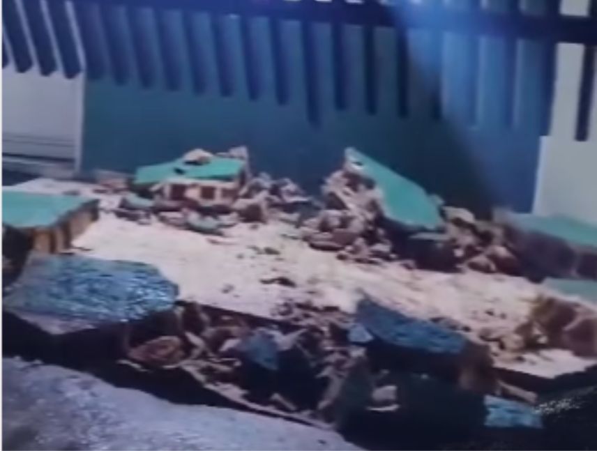 El choque contra la vivienda dejó daños materiales.