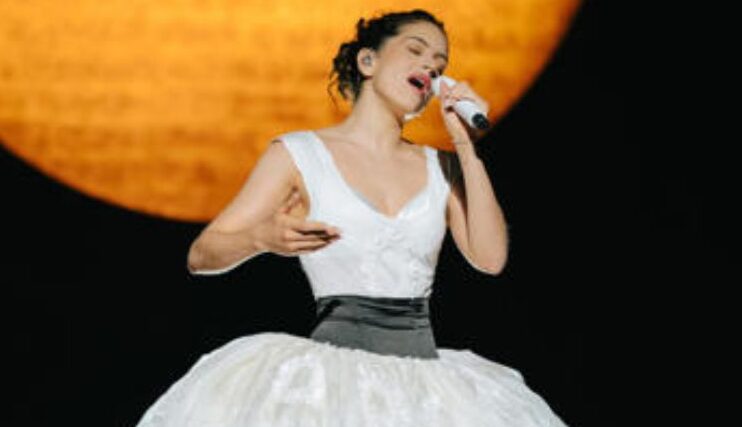 Dior renovó todo el vestuario de la cantante Rosalía.