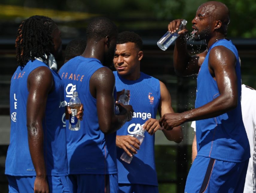 Los jugadores de la selección de Francia se enfrentan a un calor extremo.