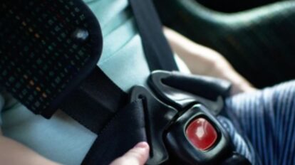 Encuentran muerta a bebé dentro del auto de su papá.