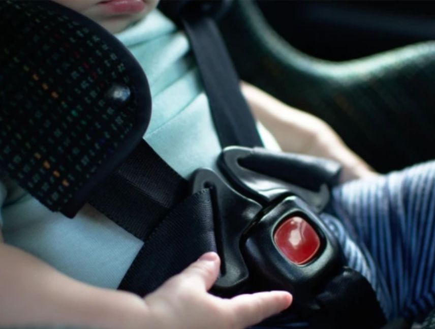 Encuentran muerta a bebé dentro del auto de su papá.