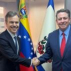 Alcalde de Chacao junto a John Barrett.