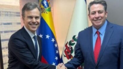 Alcalde de Chacao junto a John Barrett.