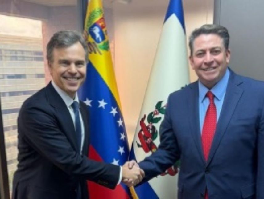 Alcalde de Chacao junto a John Barrett.