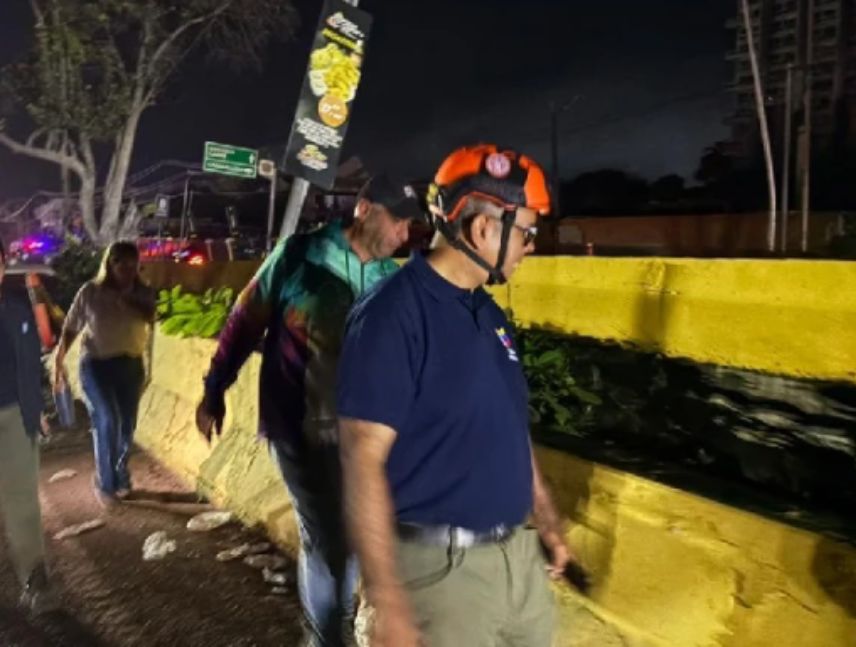 Autoridades evaluan puente en La Guaira