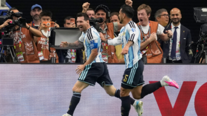 Messi le volvió a dar el triunfo a Argentina y pasa a dieciseisavos