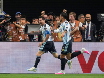 Messi le volvió a dar el triunfo a Argentina y pasa a dieciseisavos - Diario Primicia