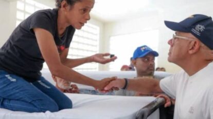 Jorge Rodríguez visitó campamentos transitorios