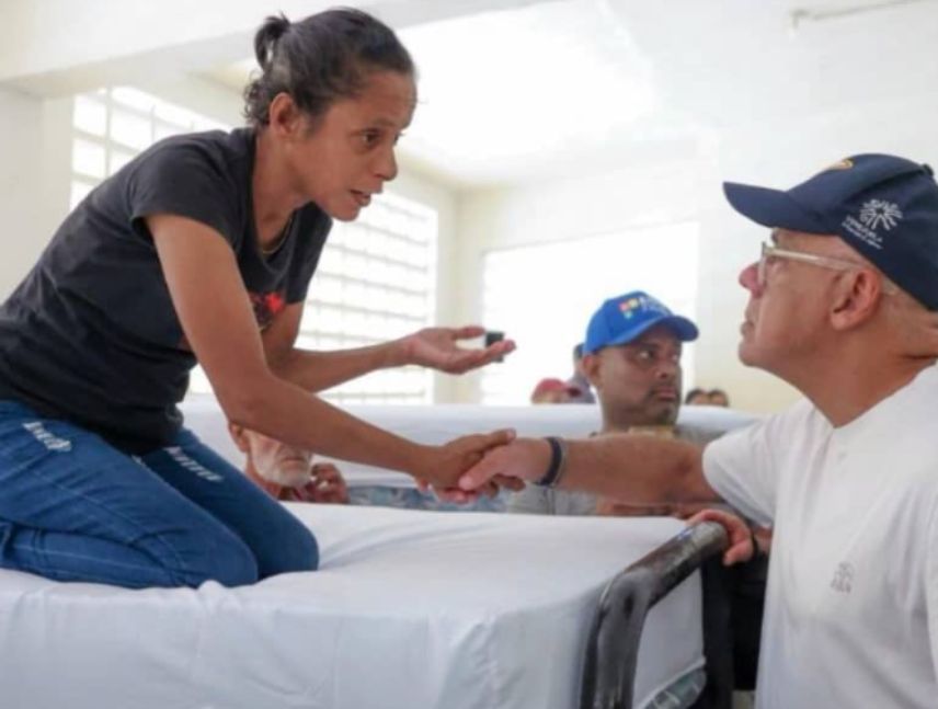 Jorge Rodríguez visitó campamentos transitorios