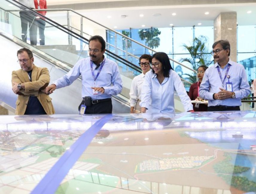 Delcy Rodríguez visita refinería de Jamnagar