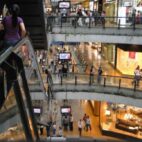 Centros comerciales buscan atraer usuarios.