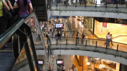 Centros comerciales buscan atraer usuarios.