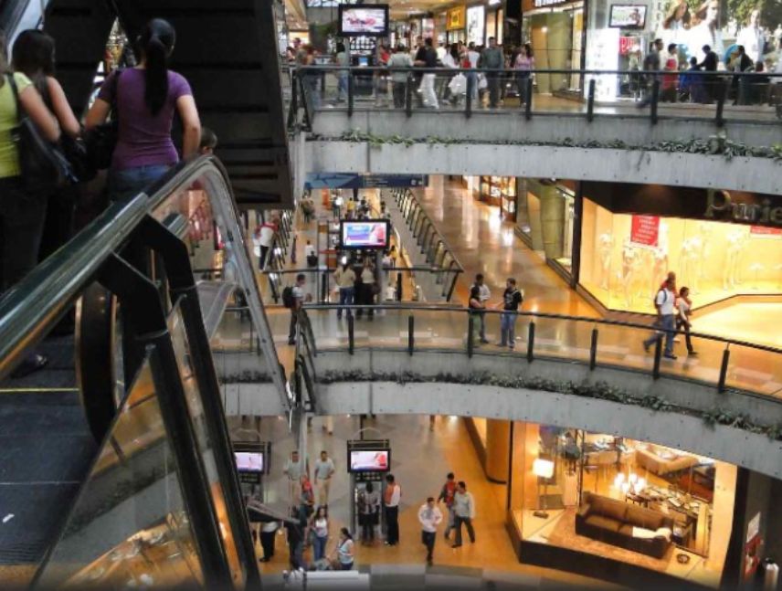 Centros comerciales buscan atraer usuarios.