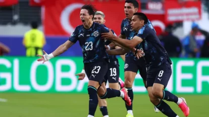Paraguay resiste con 10 jugadores y vence a Turquía