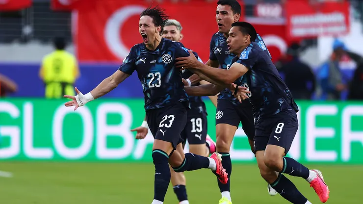 Paraguay resiste con 10 jugadores y vence a Turquía