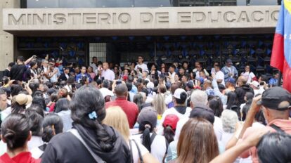 Maestros marcharon hasta el ministerio de Educación con exigencias