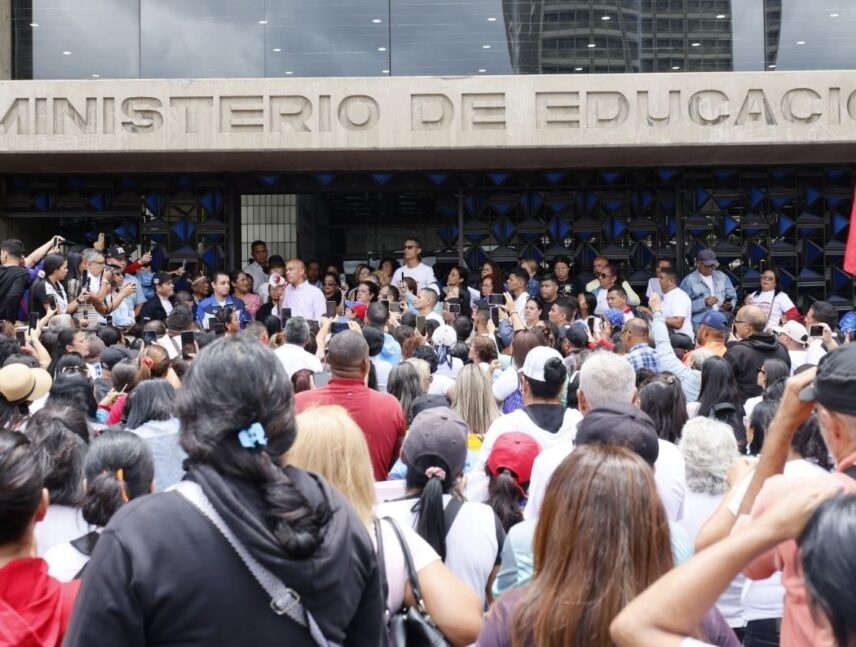 Maestros marcharon hasta el ministerio de Educación con exigencias