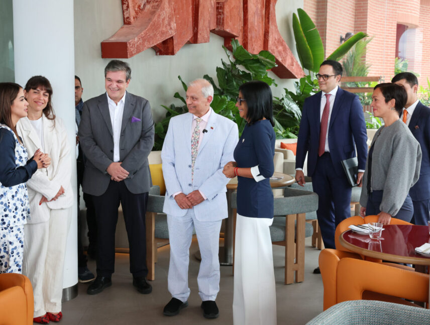 Delcy Rodríguez constató avances del nuevo Hotel Londres