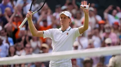 Sinner logra avanzar de ronda en Wimbledon