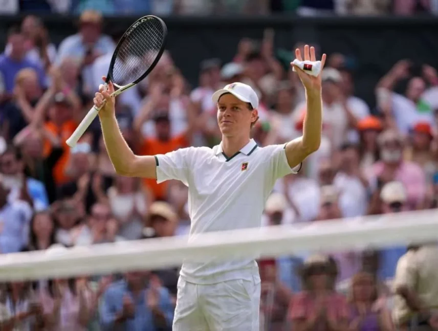 Sinner logra avanzar de ronda en Wimbledon
