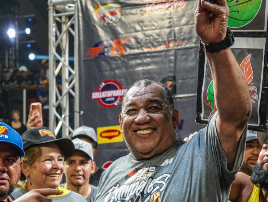 “Mamá Osa” es el entrenador más ganador del baloncesto criollo
