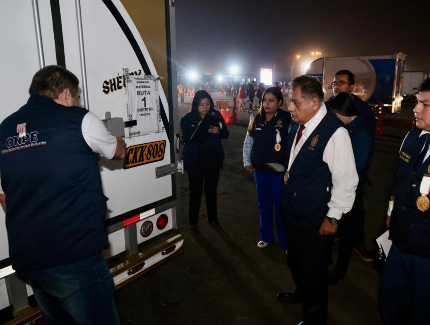 Autoridades peruanas despliegan material electoral para comicios