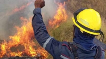 Incendio por falla eléctrica destruye casa en Valencia