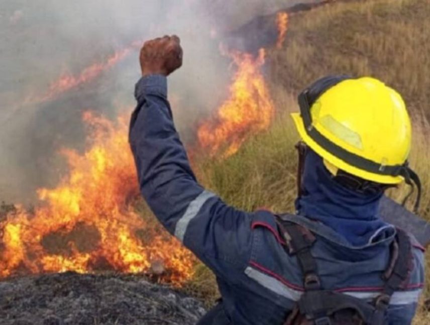 Incendio por falla eléctrica destruye casa en Valencia