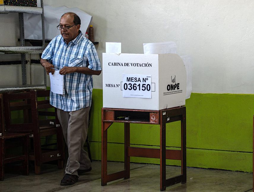 Cierra votación en Perú y comienza un escrutinio