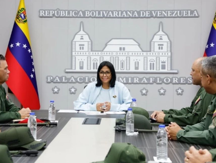 Presidenta (e) sostuvo reunión con el Alto Mando Militar