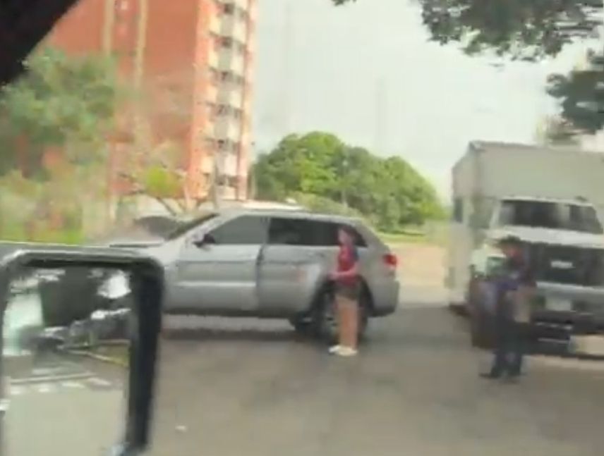 Conductor causa colisión en la avenida las Américas y se da a la fuga