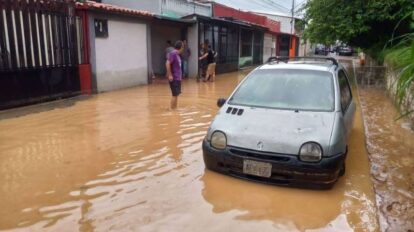 Aguacero en Barinas provoca desbordamiento de drenajes