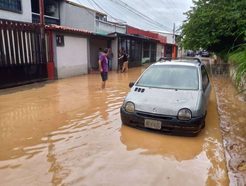Aguacero en Barinas provoca desbordamiento de drenajes