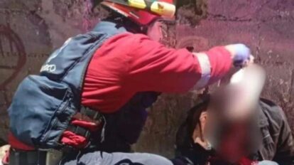 Bomberos salvan la vida de un adulto mayor