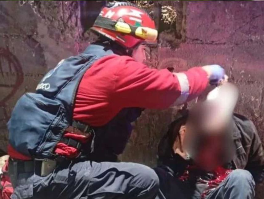 Bomberos salvan la vida de un adulto mayor