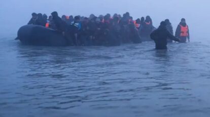 Más de 700 migrantes cruzaron canal de la Mancha en un día