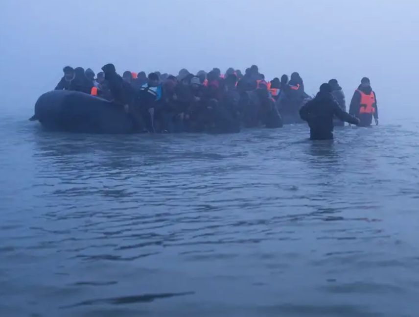 Más de 700 migrantes cruzaron canal de la Mancha en un día