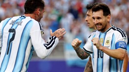 Messi hace historia con triplete en el debut de Argentina
