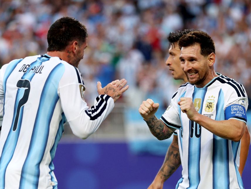 Messi hace historia con triplete en el debut de Argentina