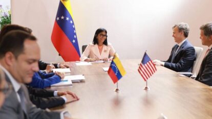 EEUU dice que trabaja en apoyar a empresas del sector petrolero
