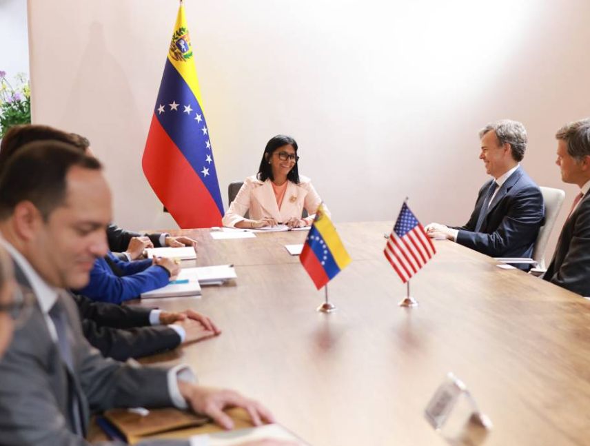 EEUU dice que trabaja en apoyar a empresas del sector petrolero