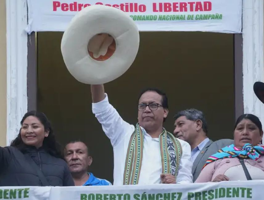 Roberto Sánchez marcha en Perú “en defensa del voto popular”
