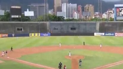 Momento en que un juego de béisbol se paraliza tras el potente sismo
