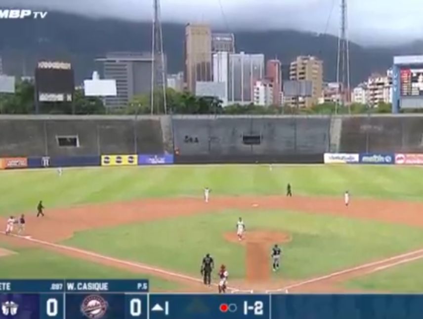Momento en que un juego de béisbol se paraliza tras el potente sismo