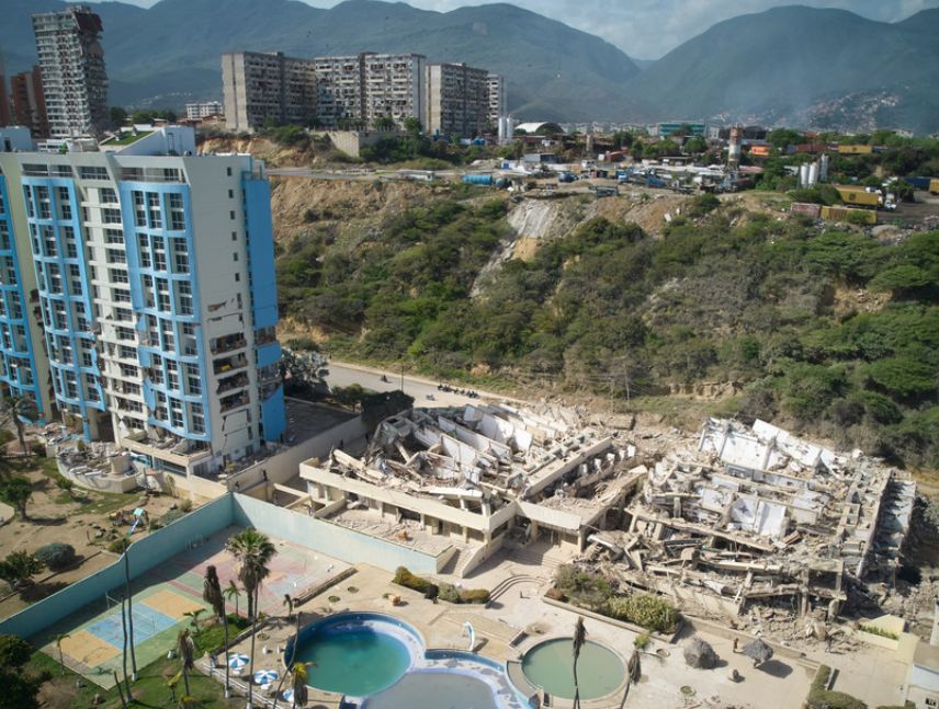 Se derrumba hotel donde se hospedaban familiares de beisbolistas