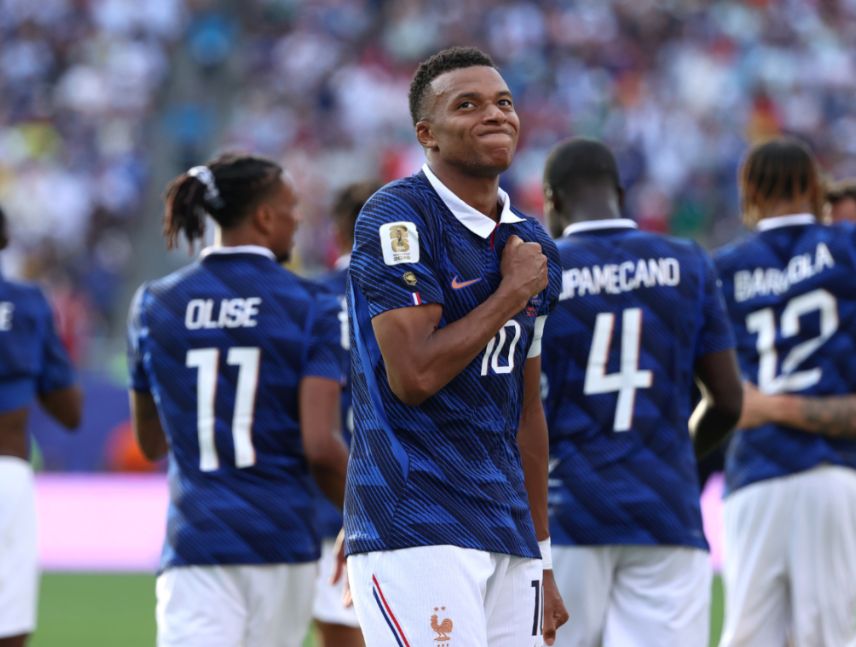 Francia avanza con otra gran actuación de Mbappé