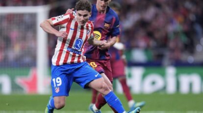 Sigue la batalla Barcelona-Atlético por Julián Álvarez