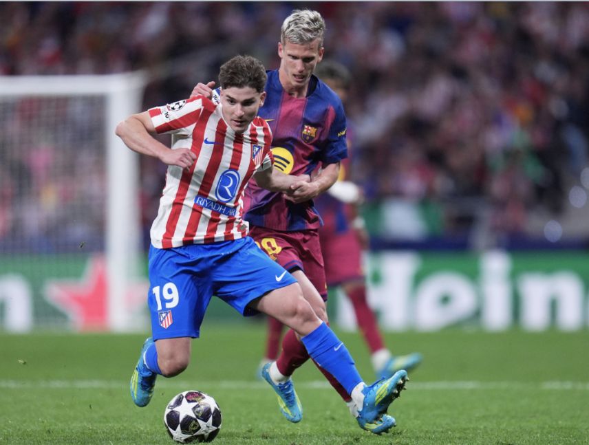 Sigue la batalla Barcelona-Atlético por Julián Álvarez
