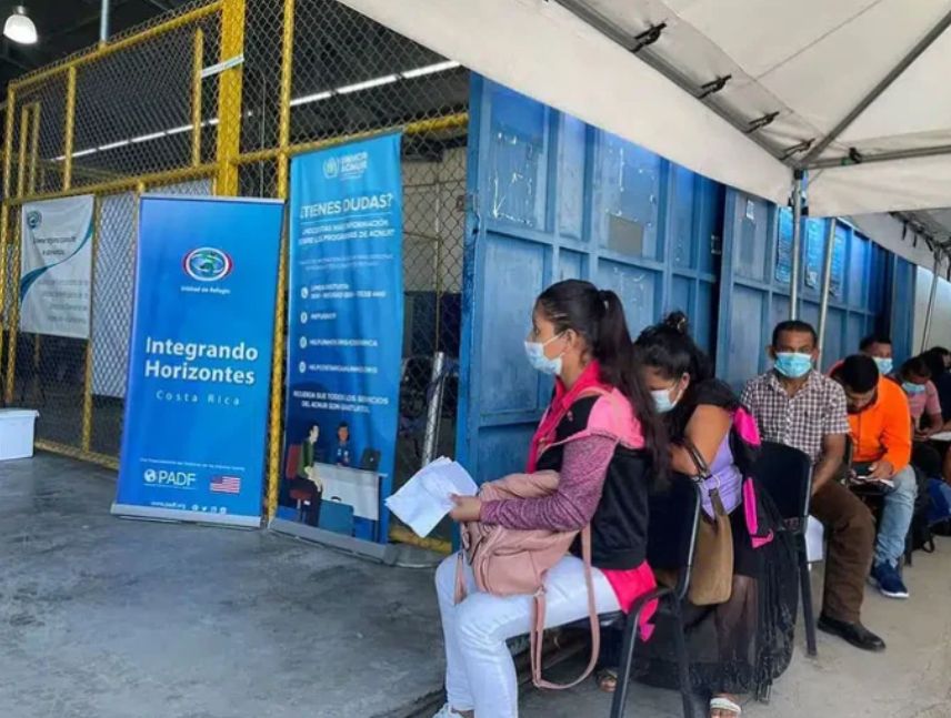 Costa Rica regularizará a migrantes de Venezuela