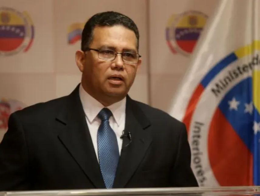 Ministro de Defensa supervisa el Comando de Aviación Naval